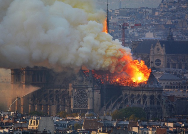 Pháp: Nhà thờ Đức Bà Paris chìm trong biển lửa - 1