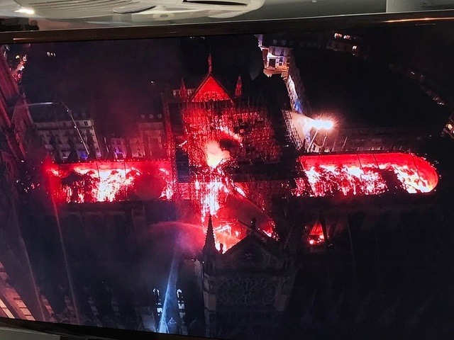 Hiện trường vụ hỏa hoạn kinh hoàng tàn phá nhà thờ Đức Bà Paris - 13 Hiện trường vụ hỏa hoạn kinh hoàng tàn phá nhà thờ Đức Bà Paris - 13
