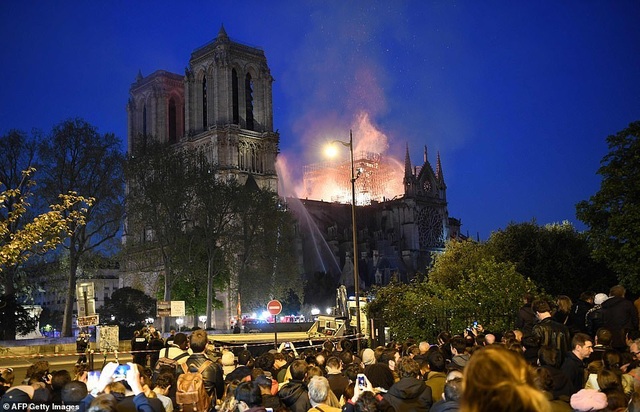 Hiện trường vụ hỏa hoạn kinh hoàng tàn phá nhà thờ Đức Bà Paris - 11 Hiện trường vụ hỏa hoạn kinh hoàng tàn phá nhà thờ Đức Bà Paris - 11
