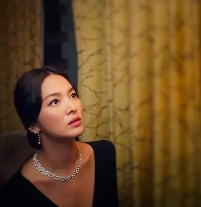 Song Hye Kyo lại khiến fan đồn đoán vì không đeo nhẫn cưới - 9 Song Hye Kyo lại khiến fan đồn đoán vì không đeo nhẫn cưới - 9