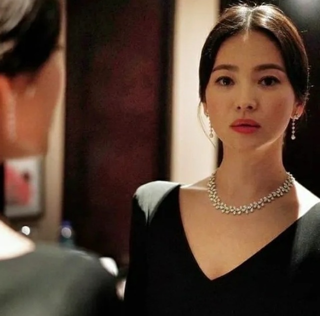 Song Hye Kyo lại khiến fan đồn đoán vì không đeo nhẫn cưới - 8 Song Hye Kyo lại khiến fan đồn đoán vì không đeo nhẫn cưới - 8