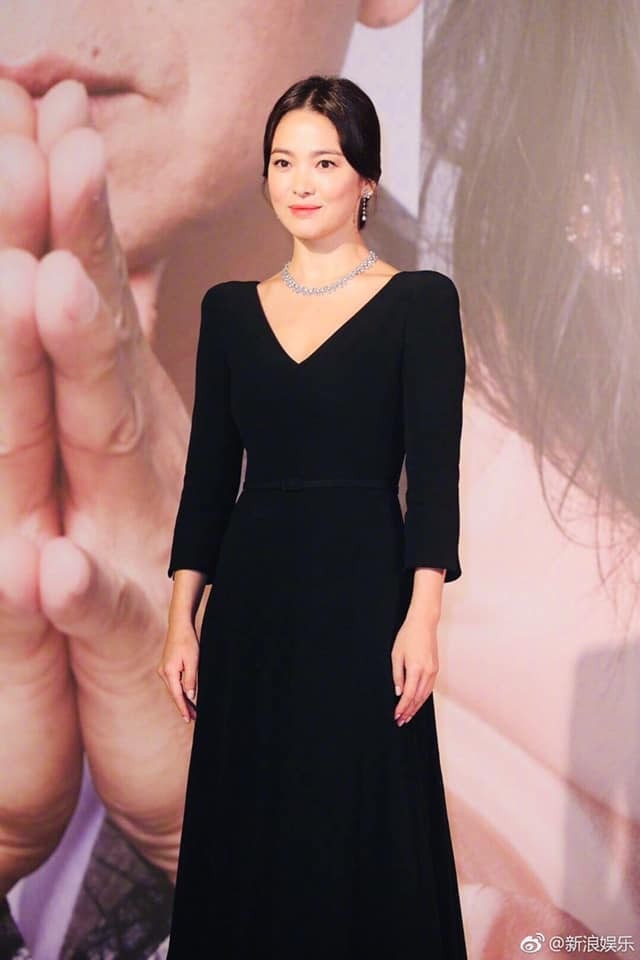 Song Hye Kyo lại khiến fan đồn đoán vì không đeo nhẫn cưới - 3 Song Hye Kyo lại khiến fan đồn đoán vì không đeo nhẫn cưới - 3