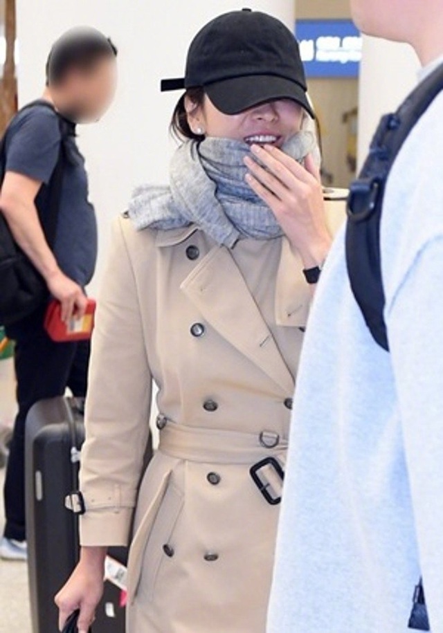 Song Hye Kyo lại khiến fan đồn đoán vì không đeo nhẫn cưới - 11 Song Hye Kyo lại khiến fan đồn đoán vì không đeo nhẫn cưới - 11