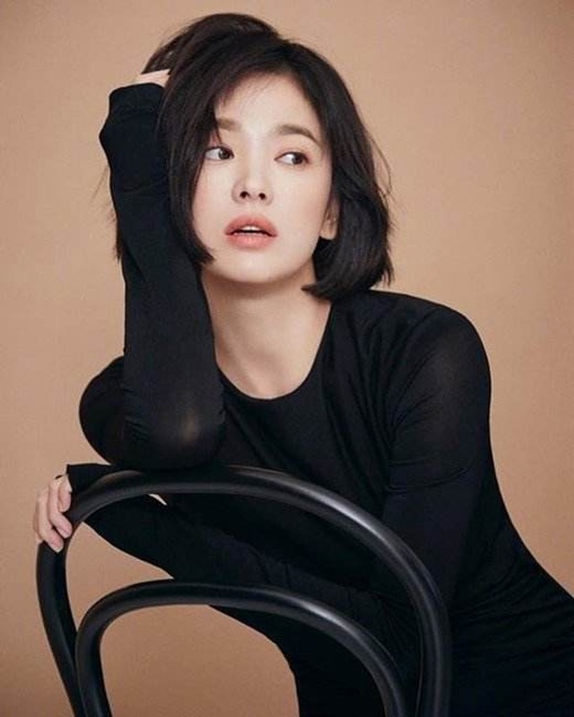 Song Hye Kyo lại khiến fan đồn đoán vì không đeo nhẫn cưới - 18 Song Hye Kyo lại khiến fan đồn đoán vì không đeo nhẫn cưới - 18