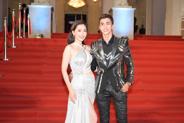 Á hậu Phương Nga và bạn trai Bình An tình tứ trên thảm đỏ - 1 Á hậu Phương Nga và bạn trai Bình An tình tứ trên thảm đỏ - 1