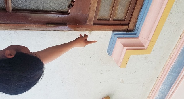 Hơn 50 hộ dân bị nứt nhà nghi do thủy điện nổ mìn gây ảnh hưởng - 5 Hơn 50 hộ dân bị nứt nhà nghi do thủy điện nổ mìn gây ảnh hưởng - 5