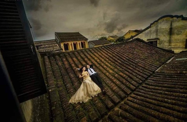 Young friends taking wedding pictures in Hoi An old roof