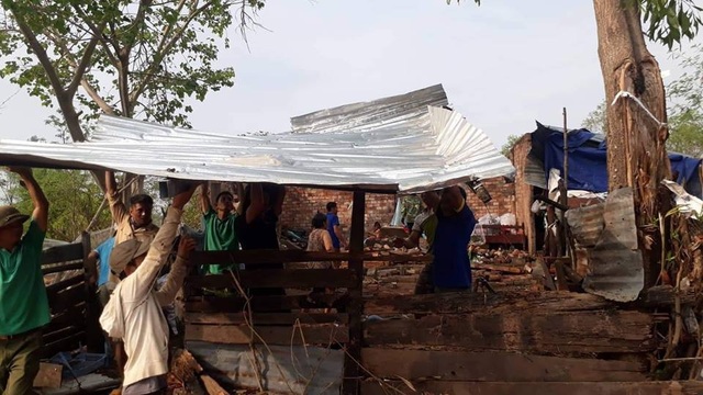 Lốc xoáy hàng chục nhà sập, tốc mái làm một người bị thương nặng - 1 Lốc xoáy hàng chục nhà sập, tốc mái làm một người bị thương nặng - 1