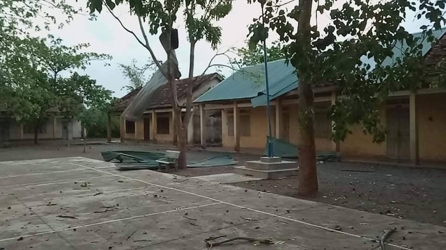 Lốc xoáy hàng chục nhà sập, tốc mái làm một người bị thương nặng - 2 Lốc xoáy hàng chục nhà sập, tốc mái làm một người bị thương nặng - 2
