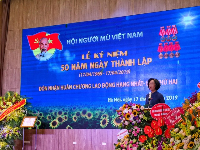 AIC Group tặng 1.000 điện thoại “9999 Hy vọng” giúp người khiếm thị làm nên điều kỳ diệu - 2 AIC Group tặng 1.000 điện thoại “9999 Hy vọng” giúp người khiếm thị làm nên điều kỳ diệu - 2