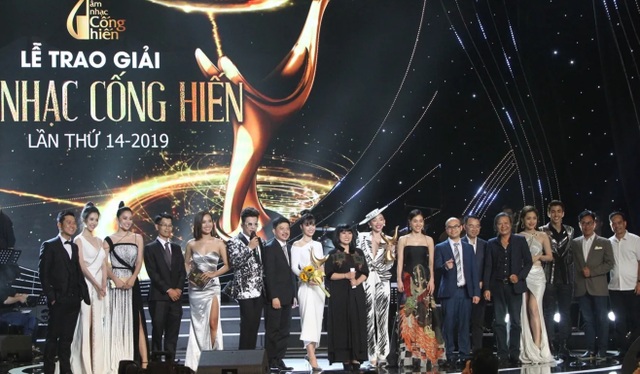 Đông Nhi bật khóc khi lần đầu nhận giải cống hiến - 10 Đông Nhi bật khóc khi lần đầu nhận giải cống hiến - 10