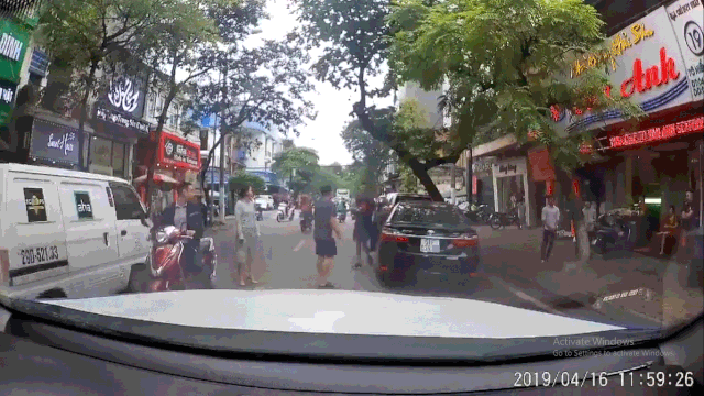 Sau va chạm giao thông, tà i xế Camry lÄ©nh âtráºn Äònâ cá»§a ngưá»i Äi xe máy - 1