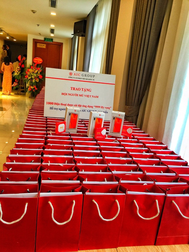 AIC Group tặng 1.000 điện thoại “9999 Hy vọng” giúp người khiếm thị làm nên điều kỳ diệu - 4 AIC Group tặng 1.000 điện thoại “9999 Hy vọng” giúp người khiếm thị làm nên điều kỳ diệu - 4