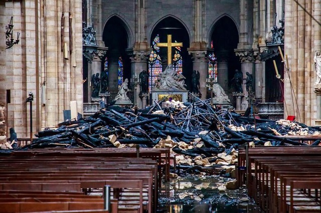 Nhà thờ Đức Bà Paris ngổn ngang, hư hại sau vụ hỏa hoạn kinh hoàng - 1