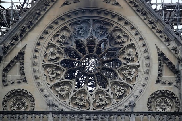 Nhà thờ Đức Bà Paris ngổn ngang, hư hại sau vụ hỏa hoạn kinh hoàng - 7