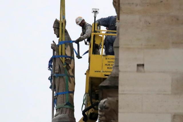 Nhà thờ Đức Bà Paris ngổn ngang, hư hại sau vụ hỏa hoạn kinh hoàng - 9