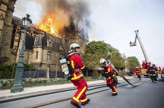 Lính cứu hỏa dựng lá chắn sống bảo vệ cổ vật Nhà thờ Đức Bà Paris - 1 Lính cứu hỏa dựng lá chắn sống bảo vệ cổ vật Nhà thờ Đức Bà Paris - 1