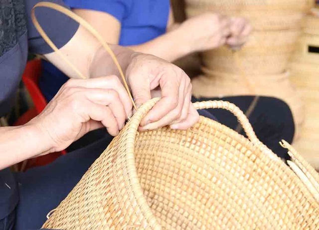 Lộc bình khổng lồ cao hai tầng nhà bằng mây tre đan của nghệ nhân Hà Nội - 11 Lộc bình khổng lồ cao hai tầng nhà bằng mây tre đan của nghệ nhân Hà Nội - 11