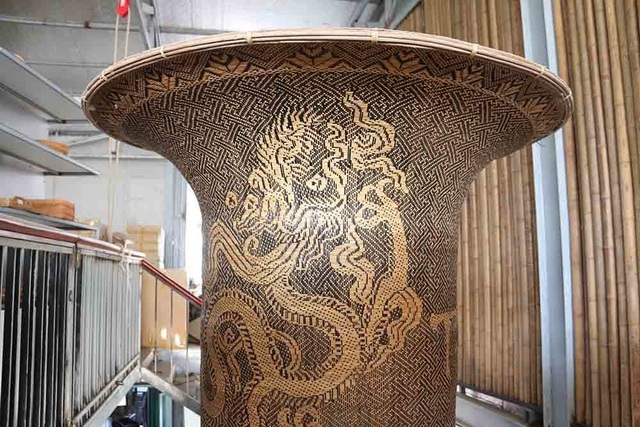Lộc bình khổng lồ cao hai tầng nhà bằng mây tre đan của nghệ nhân Hà Nội - 6 Lộc bình khổng lồ cao hai tầng nhà bằng mây tre đan của nghệ nhân Hà Nội - 6