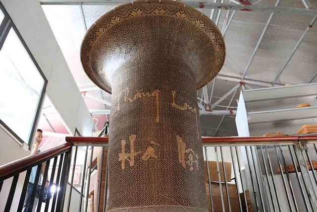 Lộc bình khổng lồ cao hai tầng nhà bằng mây tre đan của nghệ nhân Hà Nội - 5 Lộc bình khổng lồ cao hai tầng nhà bằng mây tre đan của nghệ nhân Hà Nội - 5