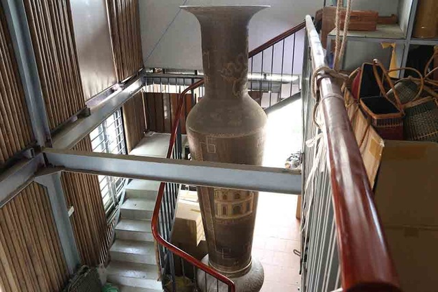 Lộc bình khổng lồ cao hai tầng nhà bằng mây tre đan của nghệ nhân Hà Nội - 1 Lộc bình khổng lồ cao hai tầng nhà bằng mây tre đan của nghệ nhân Hà Nội - 1