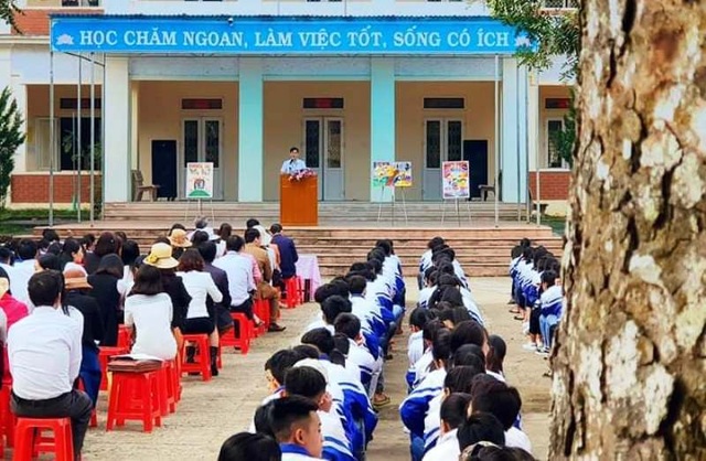 Thầy giáo trẻ vẽ danh thắng bằng phấn trắng trên bảng đen - 7 Thầy giáo trẻ vẽ danh thắng bằng phấn trắng trên bảng đen - 7
