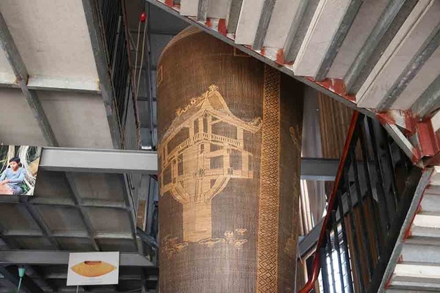 Lộc bình khổng lồ cao hai tầng nhà bằng mây tre đan của nghệ nhân Hà Nội - 8 Lộc bình khổng lồ cao hai tầng nhà bằng mây tre đan của nghệ nhân Hà Nội - 8