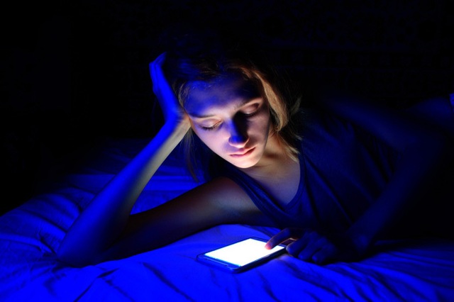 Ánh sáng xanh của màn hình smartphone có thể gây ra nguy cơ mù lòa? - 1