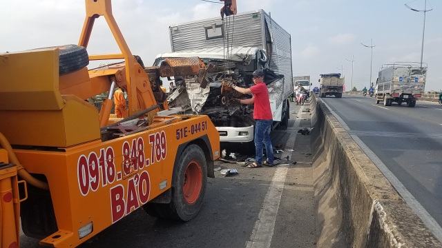 Đâm vào xe tải gặp sự cố trên đường, 2 tài xế tử vong Đâm vào xe tải gặp sự cố trên đường, 2 tài xế tử vong
