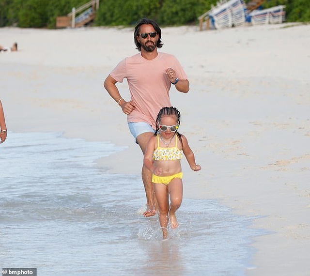 Tamara Ecclestone vui đùa trên biển cùng chồng con - 10 Tamara Ecclestone vui đùa trên biển cùng chồng con - 10