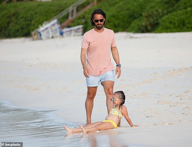 Tamara Ecclestone vui đùa trên biển cùng chồng con - 4 Tamara Ecclestone vui đùa trên biển cùng chồng con - 4