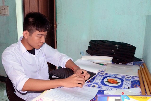 Cậu học trò khiếm thị giành học bổng hơn 2,2 tỷ đồng - 1 Cậu học trò khiếm thị giành học bổng hơn 2,2 tỷ đồng - 1