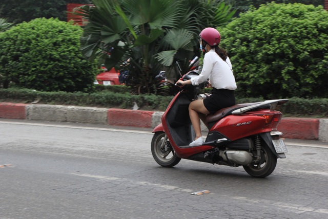 Hà Ná»i: Xe máy lÅ© lượt Äi ngược chiá»u trên là n BRT - 3