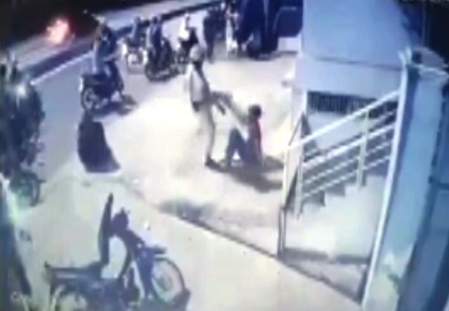 Đã rõ “lai lịch” 2 thanh niên bị CSGT “chĩa súng, đá bật ngửa” - 1 Đã rõ “lai lịch” 2 thanh niên bị CSGT “chĩa súng, đá bật ngửa” - 1