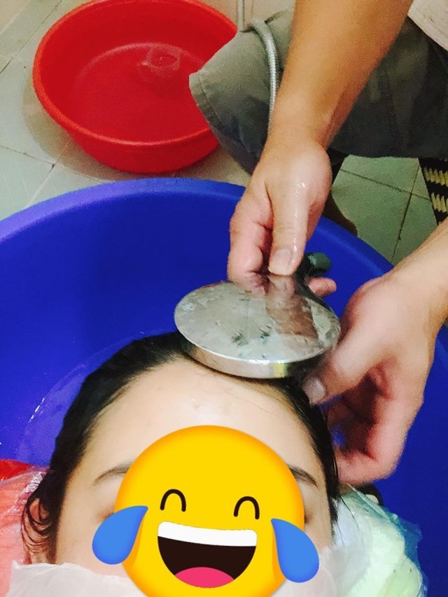 Câu chuyện xúc động về ông bố tự tay gội đầu cho con gái 26 tuổi - 2 Câu chuyện xúc động về ông bố tự tay gội đầu cho con gái 26 tuổi - 2