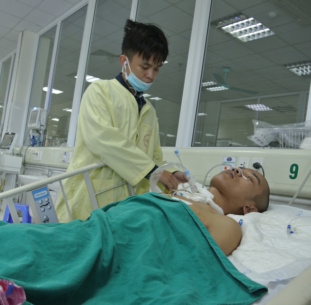 Chạy vay tiền cả bản không đủ cứu nam sinh ngã quỵ trên lớp học - 4 Chạy vay tiền cả bản không đủ cứu nam sinh ngã quỵ trên lớp học - 4