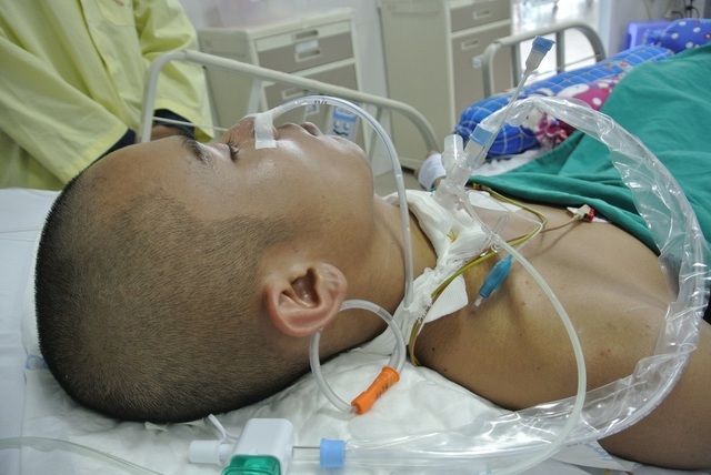 Chạy vay tiền cả bản không đủ cứu nam sinh ngã quỵ trên lớp học - 1 Chạy vay tiền cả bản không đủ cứu nam sinh ngã quỵ trên lớp học - 1