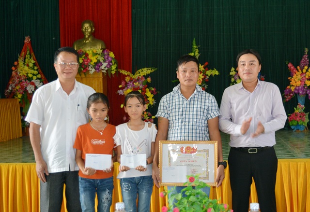 Người đàn ông dũng cảm cứu sống 2 học sinh đuối nước trên biển - 3 Người đàn ông dũng cảm cứu sống 2 học sinh đuối nước trên biển - 3
