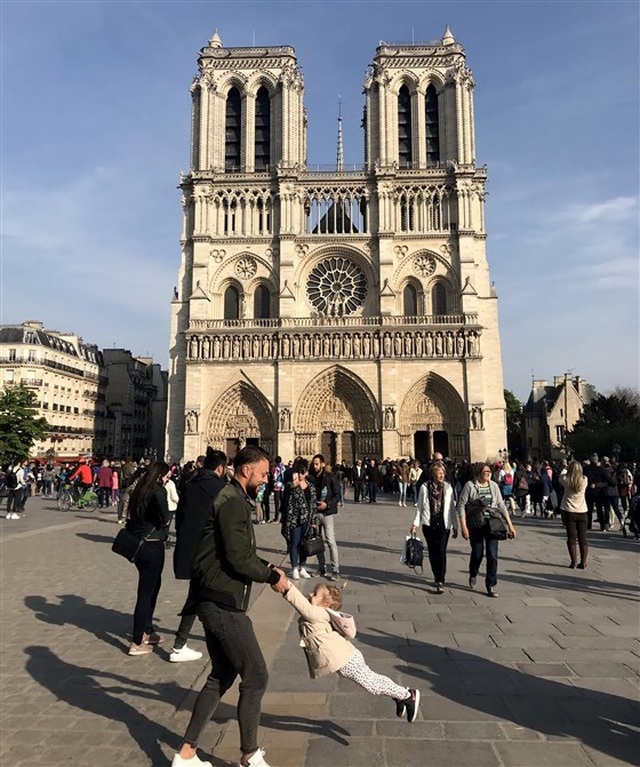 Tìm ra nhân vật trong bức ảnh gây sốt trước Nhà thờ Đức Bà Paris - 1 Tìm ra nhân vật trong bức ảnh gây sốt trước Nhà thờ Đức Bà Paris - 1