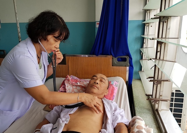Không có tiền, người vợ xin bác sĩ cho chồng về nhà chờ... chết! - 4 Không có tiền, người vợ xin bác sĩ cho chồng về nhà chờ... chết! - 4