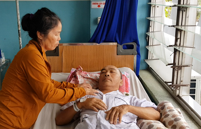 Không có tiền, người vợ xin bác sĩ cho chồng về nhà chờ... chết! - 3 Không có tiền, người vợ xin bác sĩ cho chồng về nhà chờ... chết! - 3