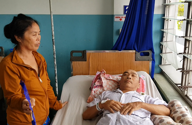 Không có tiền, người vợ xin bác sĩ cho chồng về nhà chờ... chết! - 2 Không có tiền, người vợ xin bác sĩ cho chồng về nhà chờ... chết! - 2