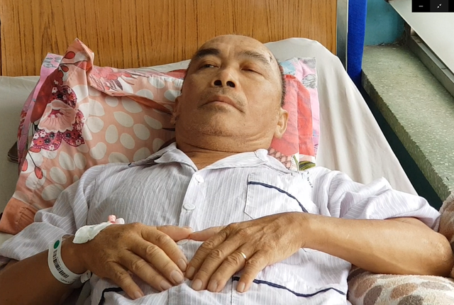 Không có tiền, người vợ xin bác sĩ cho chồng về nhà chờ... chết! - 1 Không có tiền, người vợ xin bác sĩ cho chồng về nhà chờ... chết! - 1