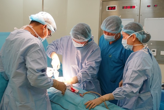 Hàng trăm viên sỏi chật như nêm túi mật bệnh nhân - 1 Hàng trăm viên sỏi chật như nêm túi mật bệnh nhân - 1