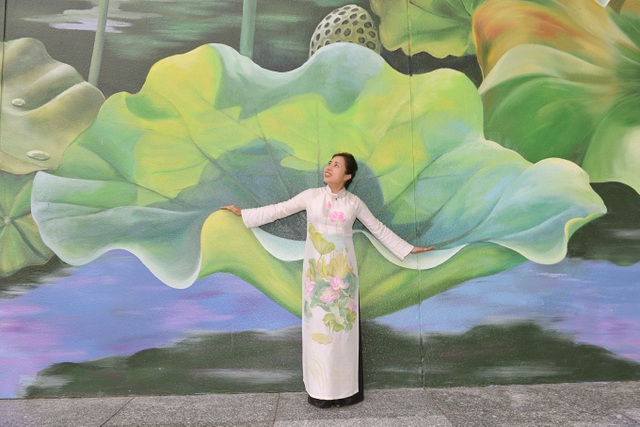 Tranh hoa sen khổng lồ ở sân bay Nội Bài được vinh danh giải Vàng tại Italy - 3