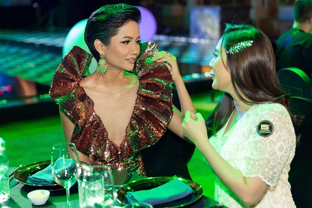 Hhen Niê biến tấu chiếc váy cũ từng gây tranh cãi tại Miss Universe - 6 Hhen Niê biến tấu chiếc váy cũ từng gây tranh cãi tại Miss Universe - 6