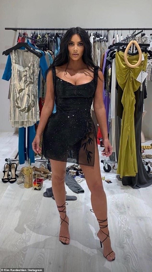Kim Kardashian diện váy xuyên thấu lộ nội y - 4 Kim Kardashian diện váy xuyên thấu lộ nội y - 4