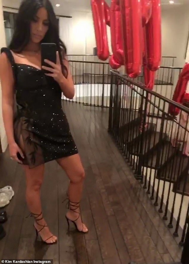Kim Kardashian diện váy xuyên thấu lộ nội y - 5 Kim Kardashian diện váy xuyên thấu lộ nội y - 5