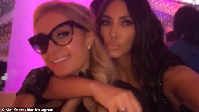 Kim Kardashian diện váy xuyên thấu lộ nội y - 6 Kim Kardashian diện váy xuyên thấu lộ nội y - 6