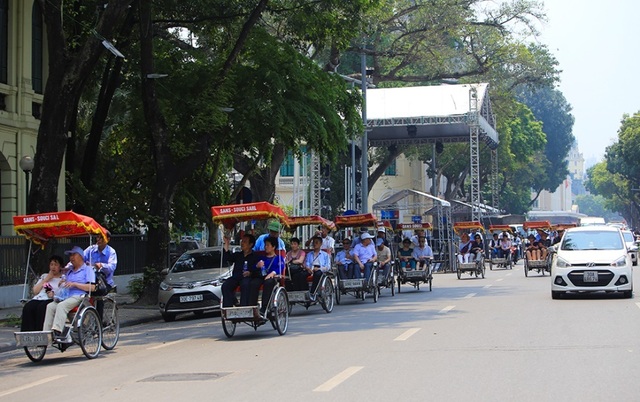 Người Hà Nội mệt mỏi trong nắng gắt đầu mùa - 1 Người Hà Nội mệt mỏi trong nắng gắt đầu mùa - 1